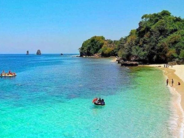 Pantai Tiga Warna, Menikmati Sensasi Snorkling & Diving di Malang